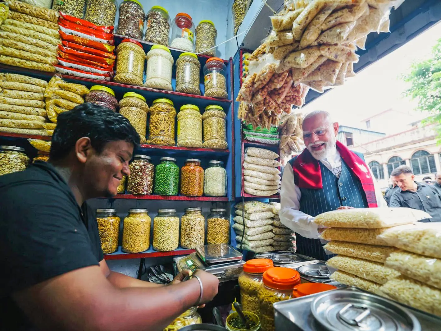 West Bengal Jhalmuri vendor who served PM Modi alleges death, bomb threats West Bengal Jhalmuri vendor who served PM Modi alleges death, bomb threats