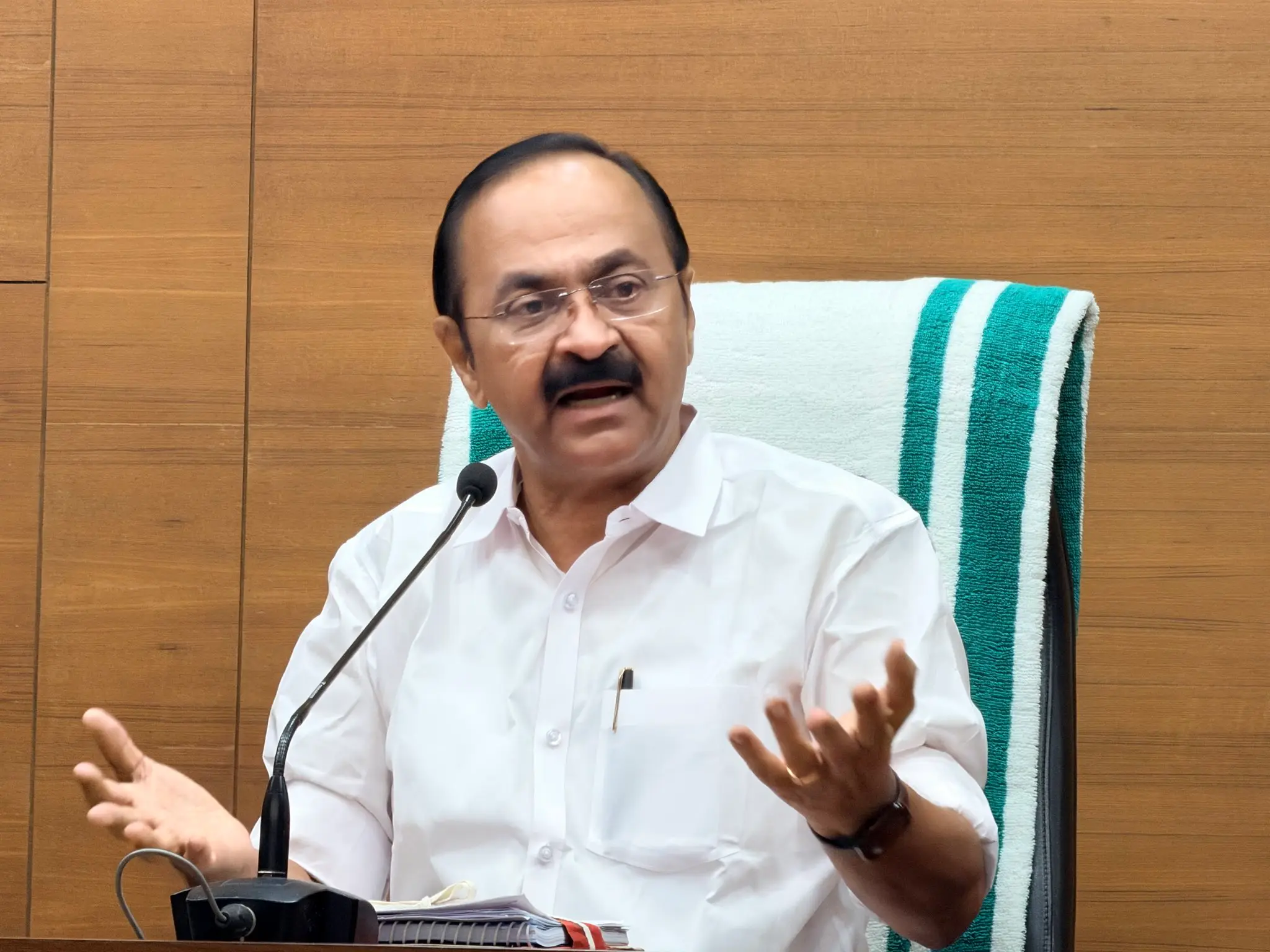 Kerala Chief Electoral Officer named CM secretary; BJP accuses Rahul Gandhi of hypocrisy Kerala Chief Electoral Officer named CM secretary; BJP accuses Rahul Gandhi of hypocrisy