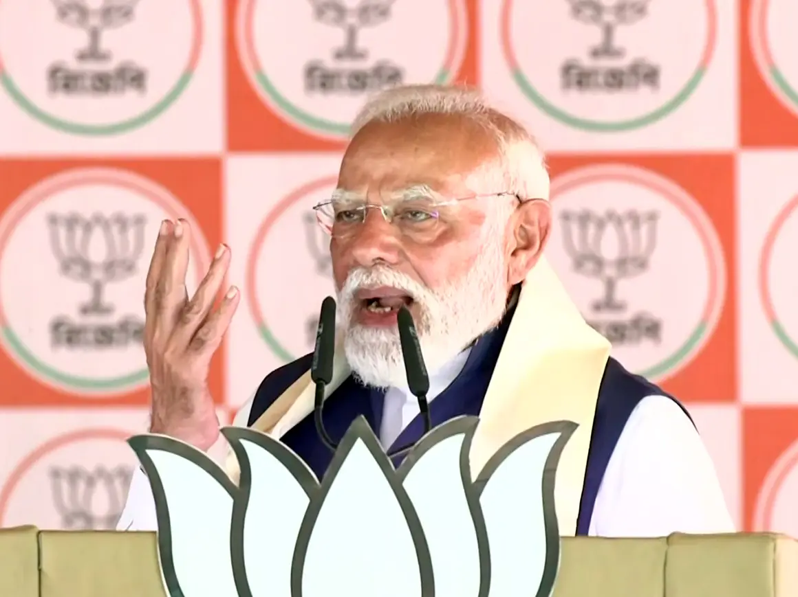 Six cops suspended after gelatin recovery near PM Modi’s Bengaluru convoy route Six cops suspended after gelatin recovery near PM Modi’s Bengaluru convoy route