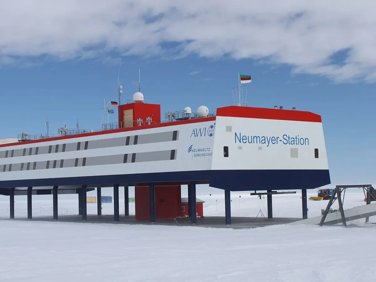 9,000 litres of diesel sinks in Antarctica after ice sheet with 7 containers drifts and breaks apart