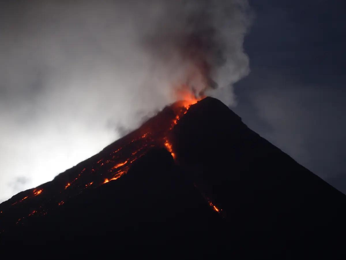 Internet thinks white light rising after meteor strike behind volcano is UFO. Scientist gives his verdict Internet thinks white light rising after meteor strike behind volcano is UFO. Scientist gives his verdict