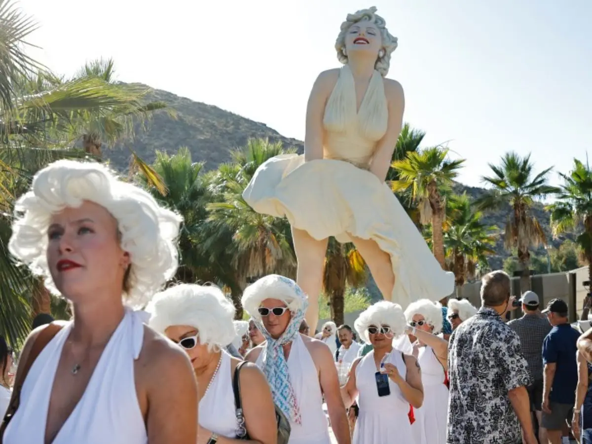 A matching Marilyn statue