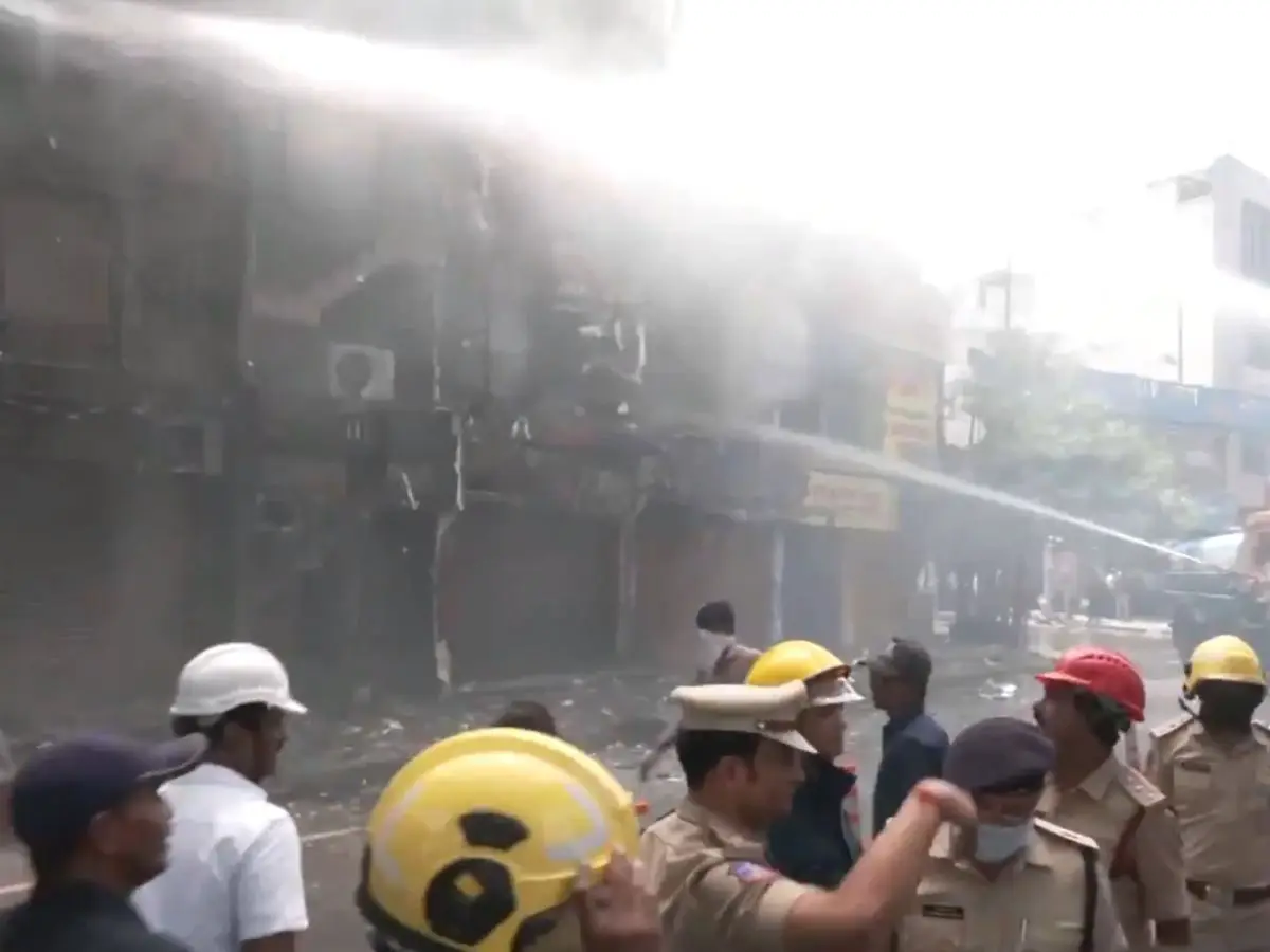 Massive fire erupts at a shopping complex in Hyderabad’s Helmet Bazaar Massive fire erupts at a shopping complex in Hyderabad’s Helmet Bazaar