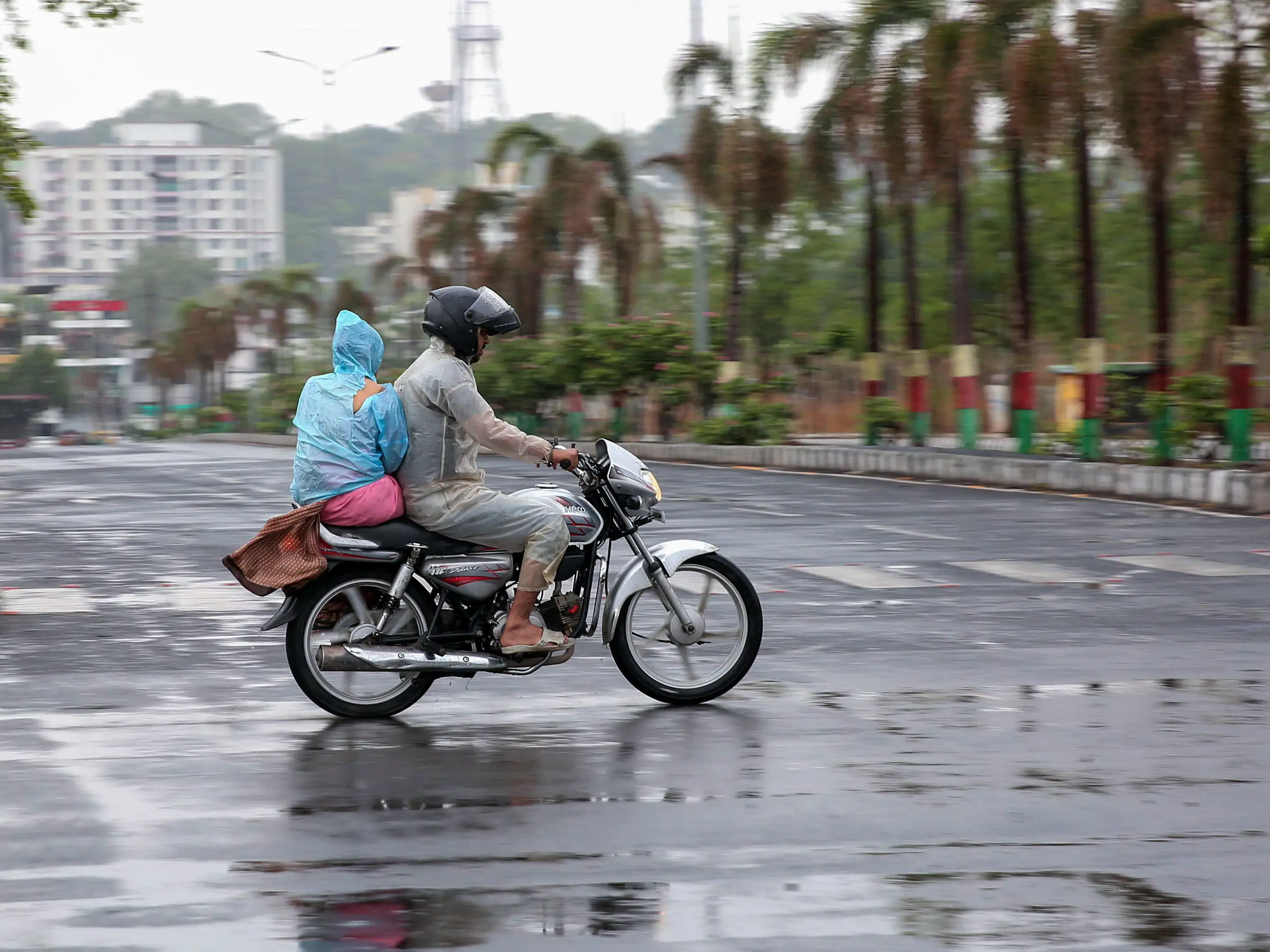 Heavy rain accompanied by dust storm lashes Delhi-NCR, IMD issues alert for thunderstorms & hail Heavy rain accompanied by dust storm lashes Delhi-NCR, IMD issues alert for thunderstorms & hail