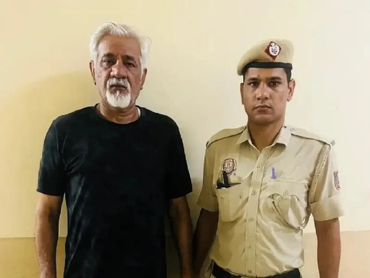 Delhi hotel owner helped Bangladeshi nationals get fake Indian documents, was arrested and booked last year Delhi hotel owner helped Bangladeshi nationals get fake Indian documents, was arrested and booked last year