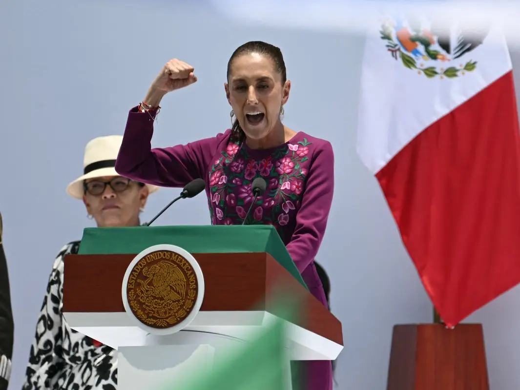 Mexico's president Claudia Sheinbaum tosses football during press conference. What happens next surprises everyone Mexico's president Claudia Sheinbaum tosses football during press conference. What happens next surprises everyone