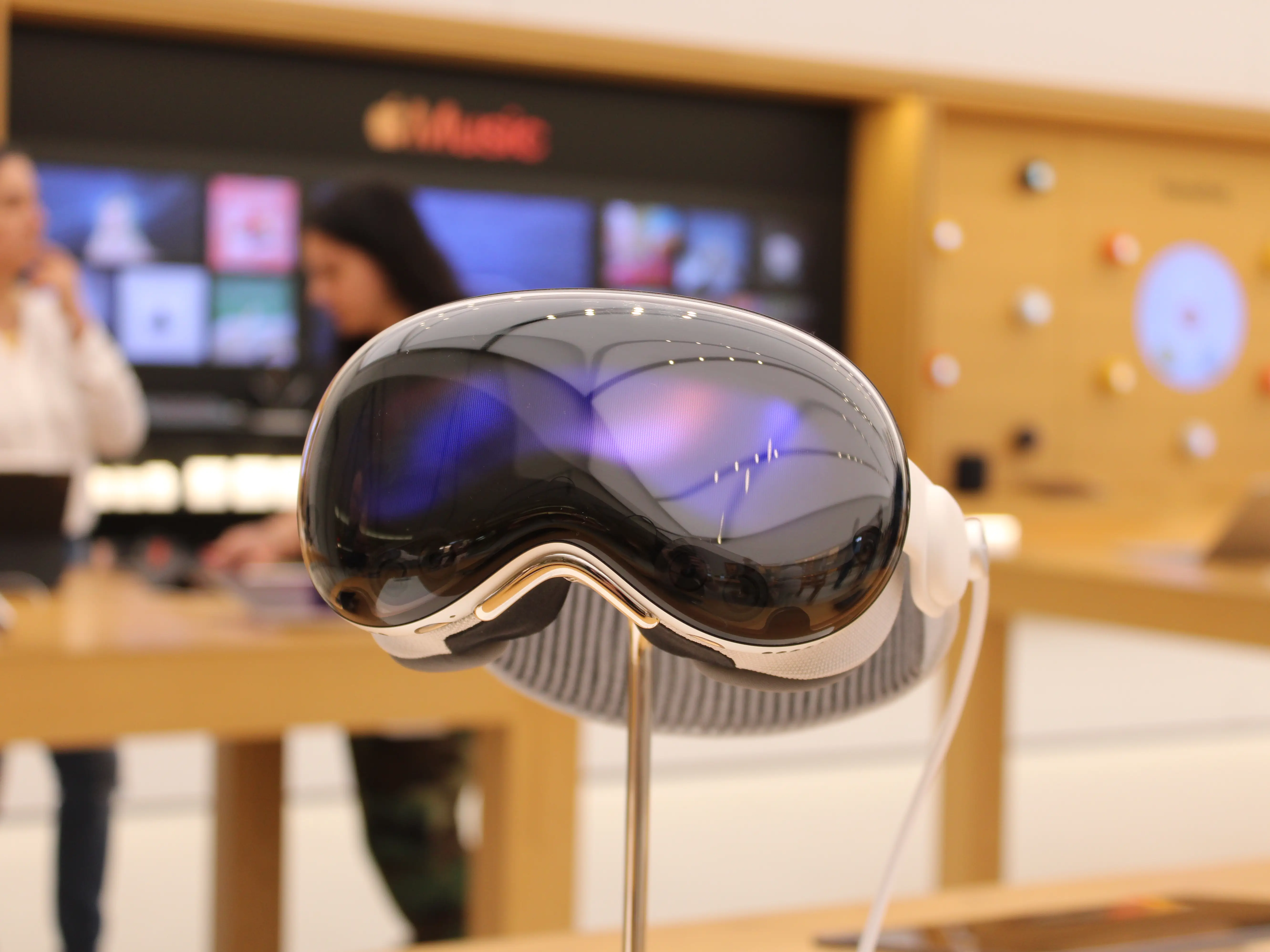 Apple Vision Pro and smarter Siri AI: How effective and futuristic will it really be to control everything with voice? Apple Vision Pro and smarter Siri AI: How effective and futuristic will it really be to control everything with voice?