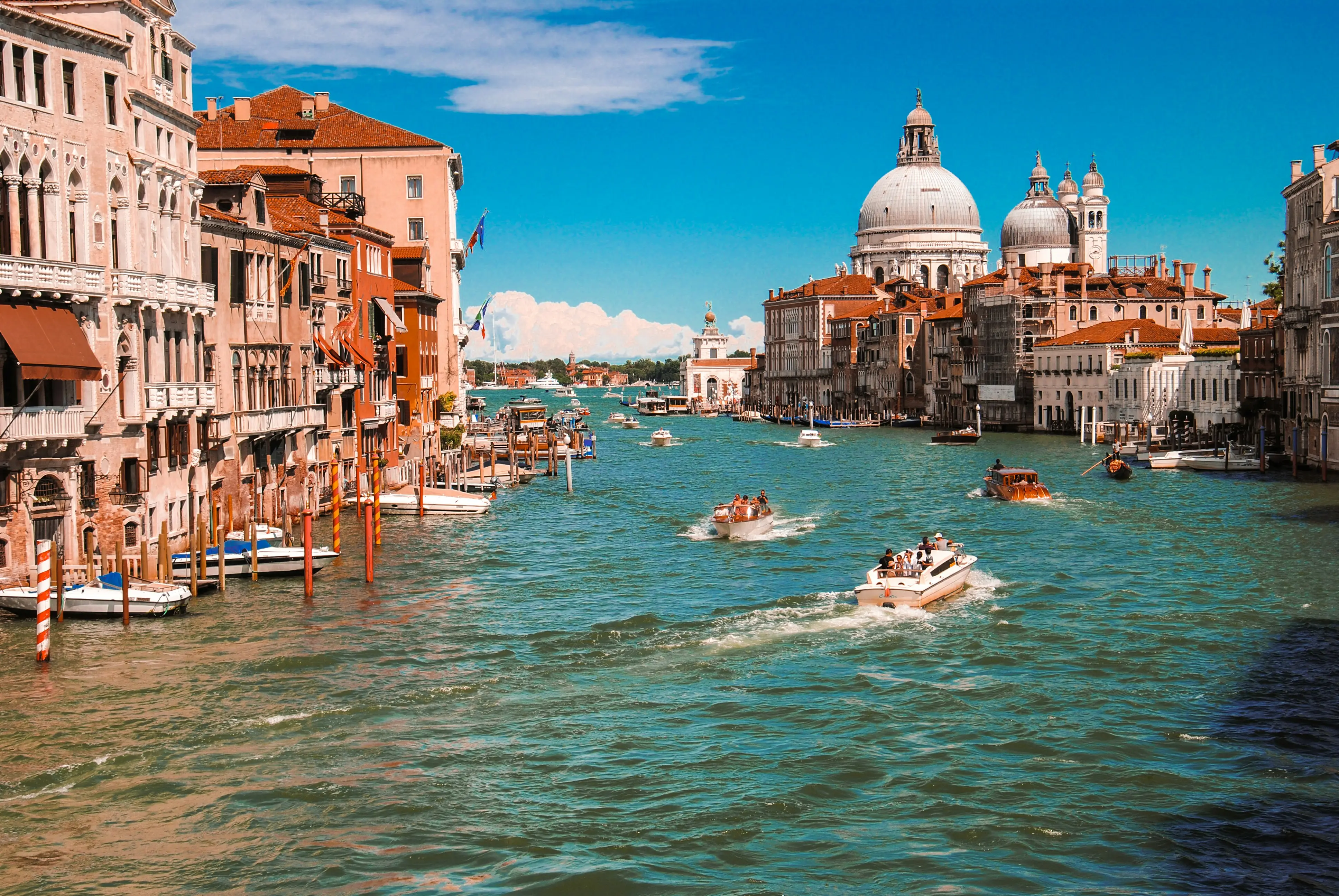 Why is this city built on more than 100 islands?