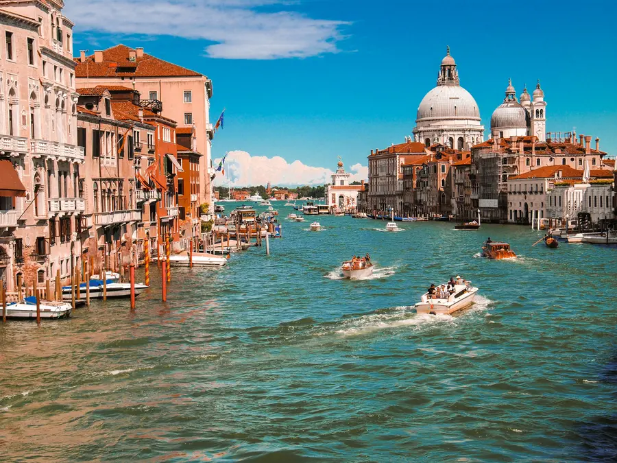 Why is this city built on more than 100 islands?