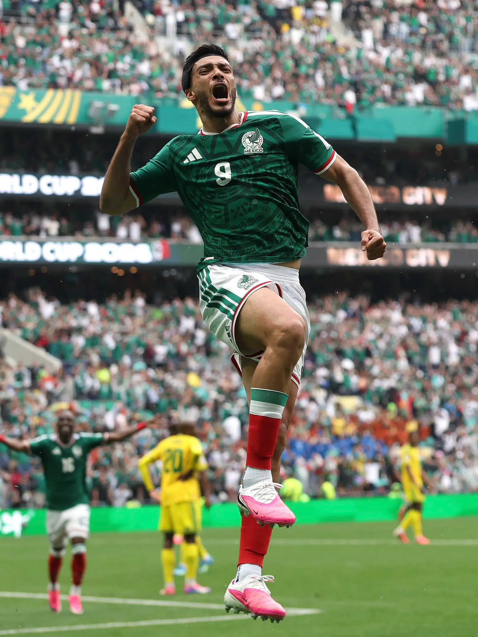 Mexico City erupts for Quiñones and Jiménez (Day 1)
