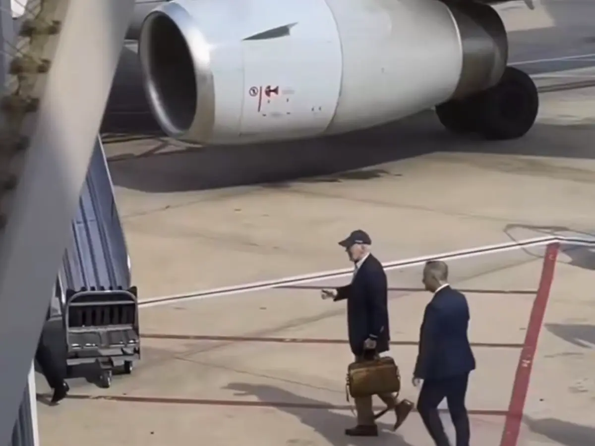 Passengers left stunned at seeing Joe Biden fly commercial to Chicago - Watch video Passengers left stunned at seeing Joe Biden fly commercial to Chicago - Watch video