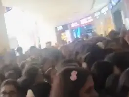 WATCH: Massive rush at Mumbai mall over ₹1 fashion sale, police step in WATCH: Massive rush at Mumbai mall over ₹1 fashion sale, police step in