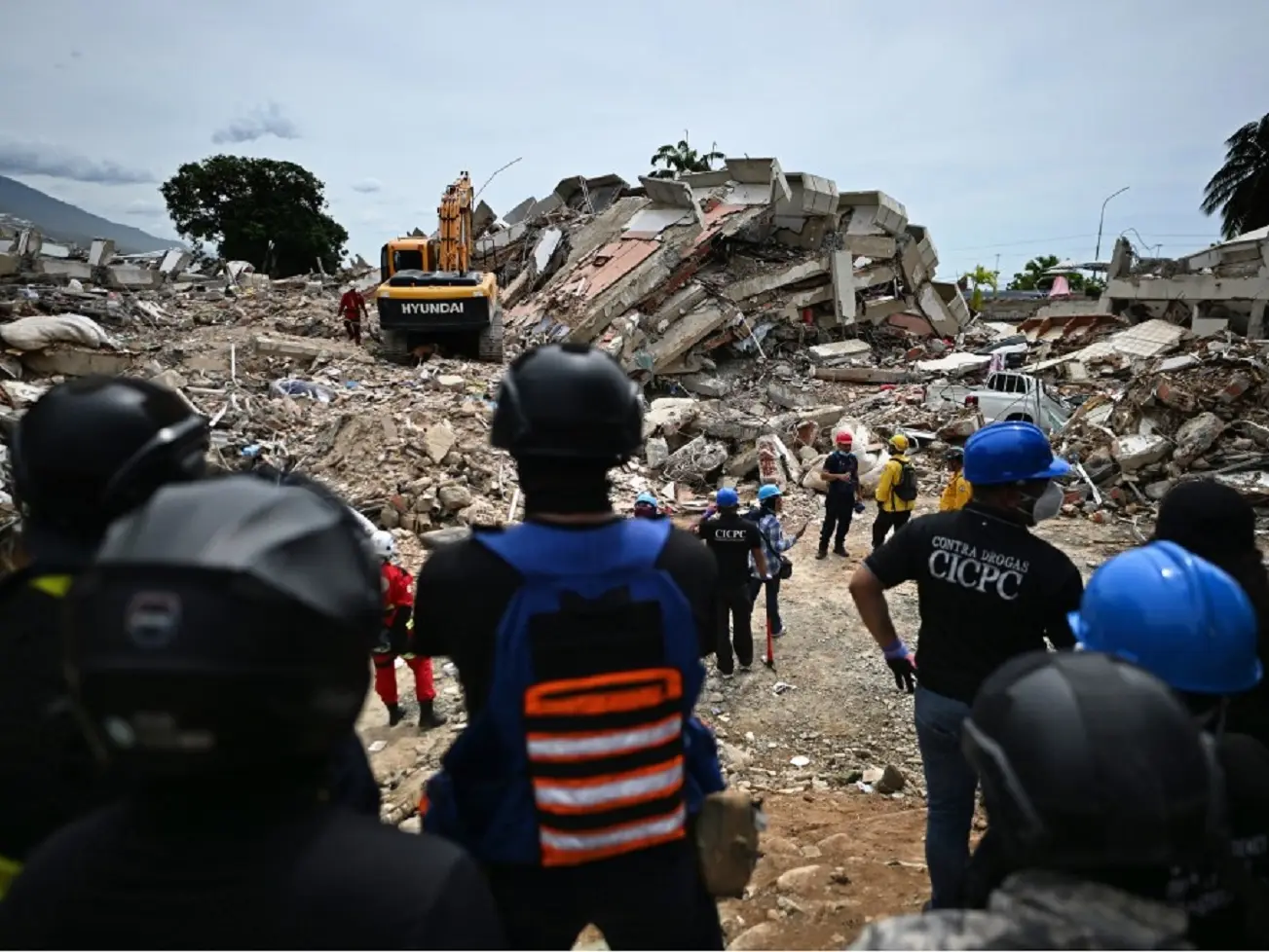 Four Venezuelan police officers arrested for alleged looting from rubble, face sacking Four Venezuelan police officers arrested for alleged looting from rubble, face sacking