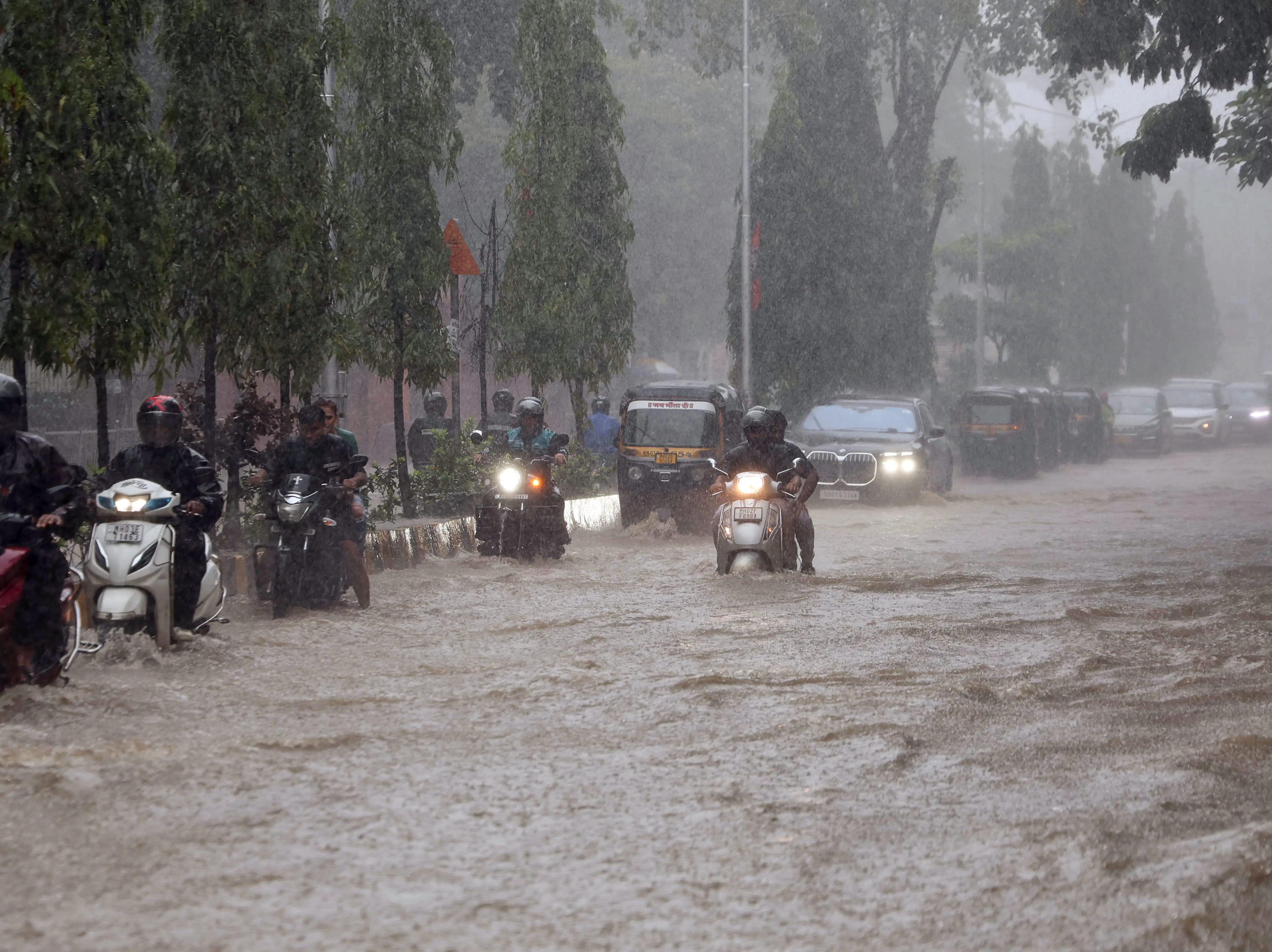 Mumbai on red alert as IMD warns of heavy rain; severe waterlogging in Gujarat Mumbai on red alert as IMD warns of heavy rain; severe waterlogging in Gujarat