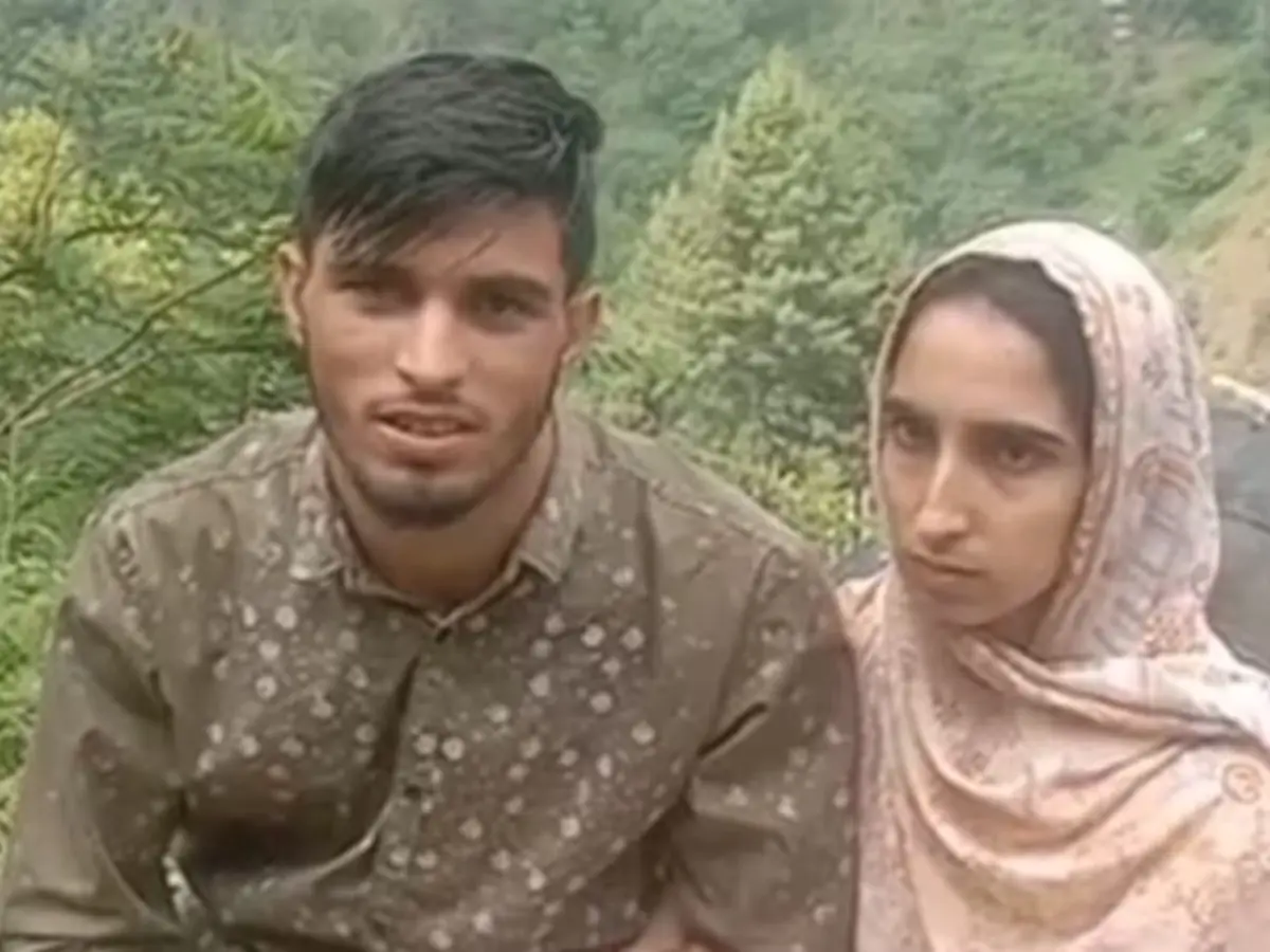 Pakistan-occupied Kashmir man sent back month after he crossed border to meet Snapchat lover in J&K's Uri Pakistan-occupied Kashmir man sent back month after he crossed border to meet Snapchat lover in J&K's Uri