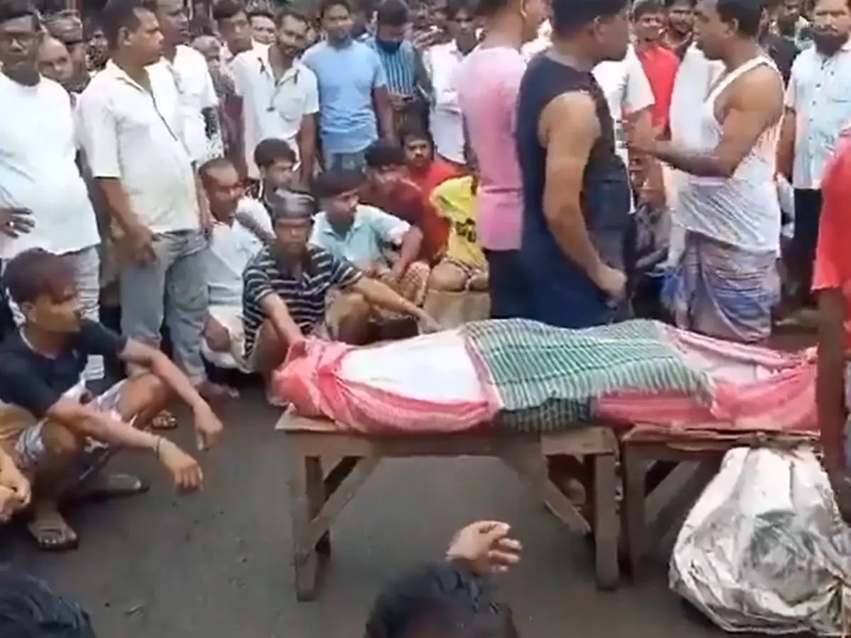 Kolkata 12-year-old girl's body found in pond sparks protests, one lynched in South 24 Parganas Kolkata 12-year-old girl's body found in pond sparks protests, one lynched in South 24 Parganas
