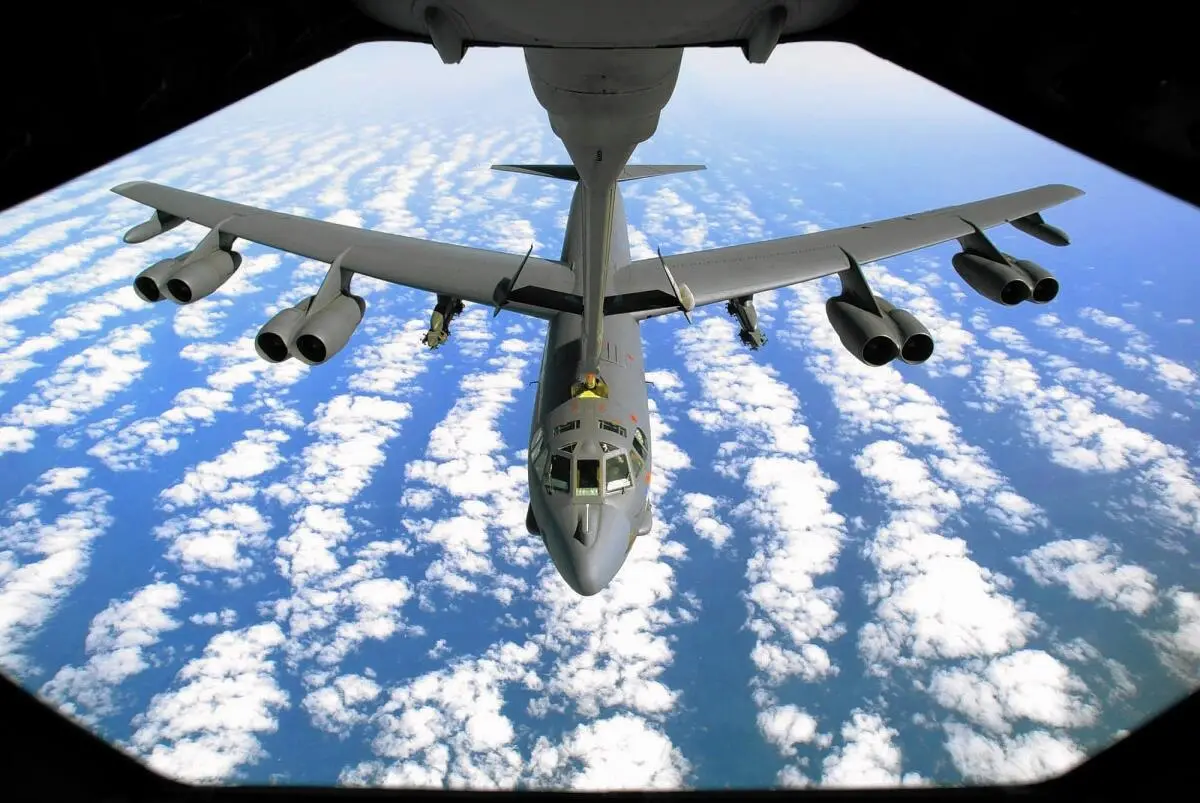 How does the B-52 bomber carry massive payloads over long distances?