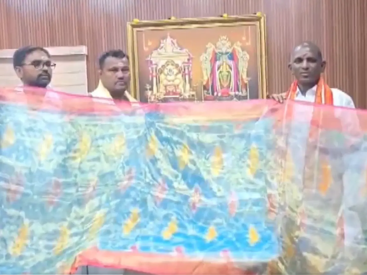 Matchbox miracle: Telangana weaver gifts 5.5-metre silk saree that fits inside a matchbox to Goddess Bharamaraba at Srisailam temple | VIDEO Matchbox miracle: Telangana weaver gifts 5.5-metre silk saree that fits inside a matchbox to Goddess Bharamaraba at Srisailam temple | VIDEO