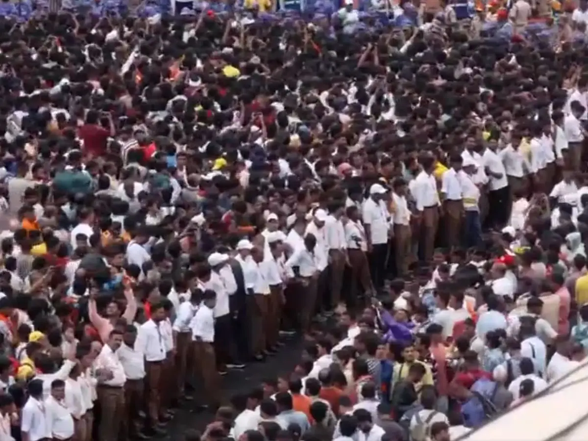 WATCH | Crowd forms human chain to create ambulance corridor during Jagannath Rath Yatra WATCH | Crowd forms human chain to create ambulance corridor during Jagannath Rath Yatra
