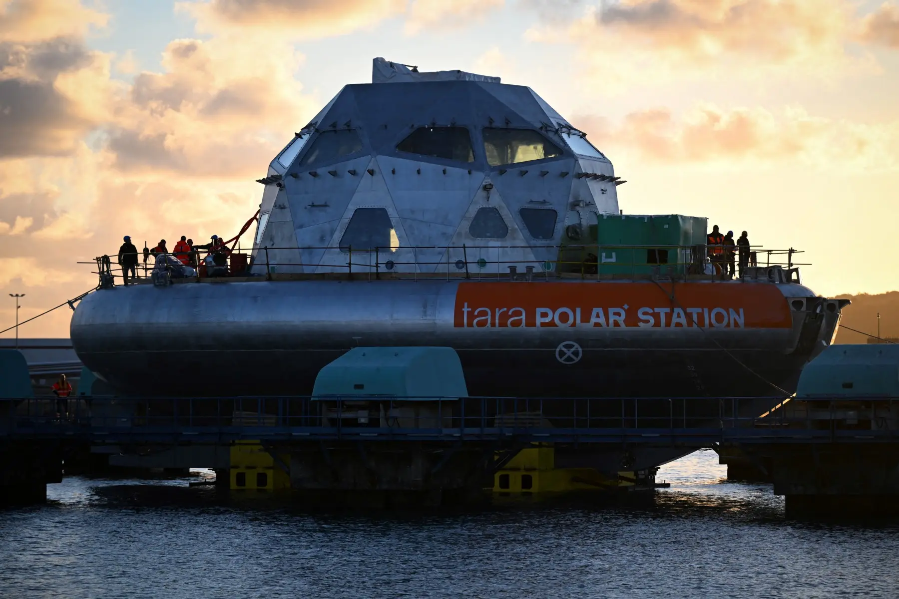 500 days, -52 C, polar bears and total isolation: 12 humans and a dog undertake an arduous North Pole expedition