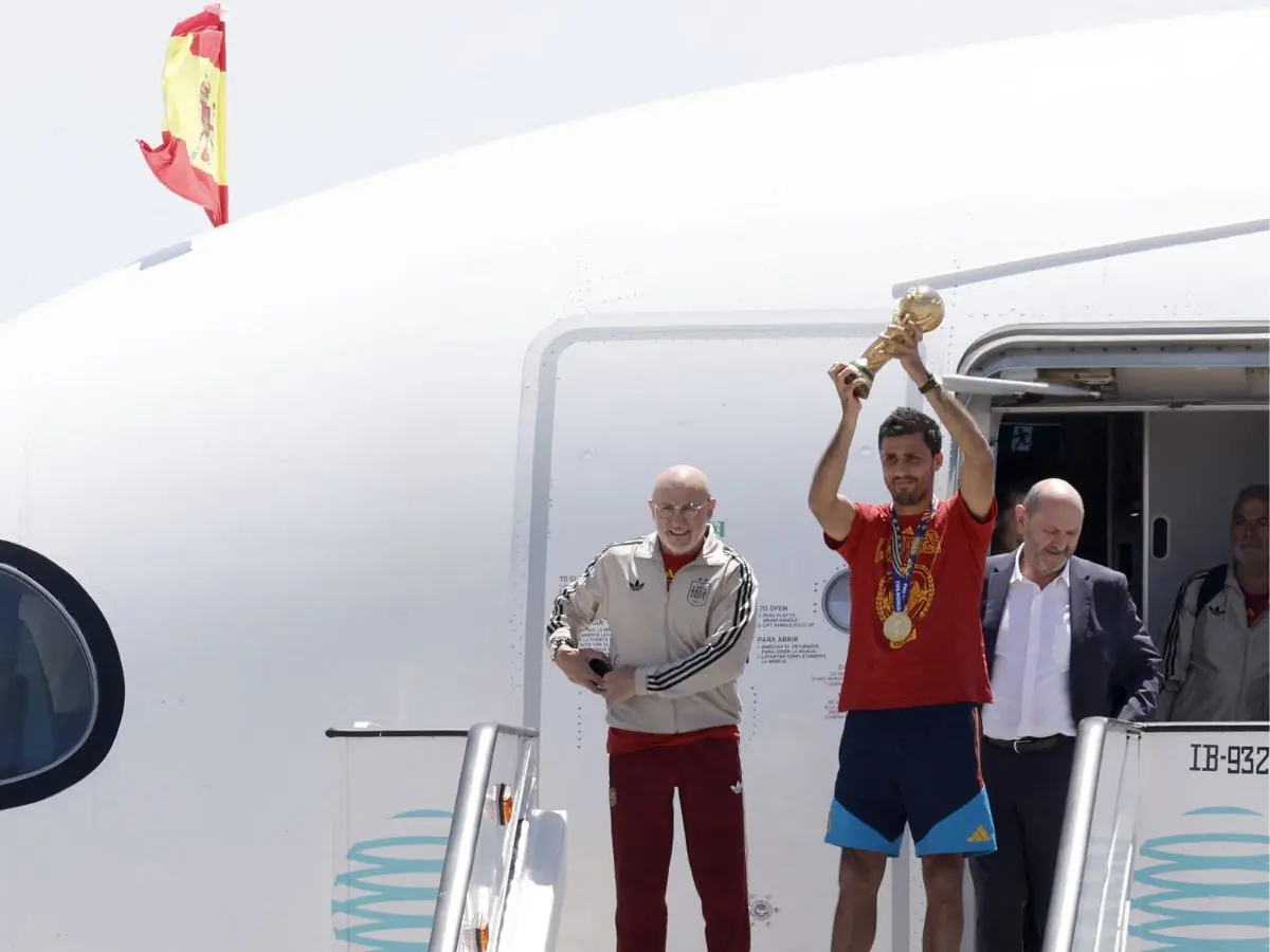 Rodri lifts trophy upon landing as world champions Spain touch down in Madrid Rodri lifts trophy upon landing as world champions Spain touch down in Madrid