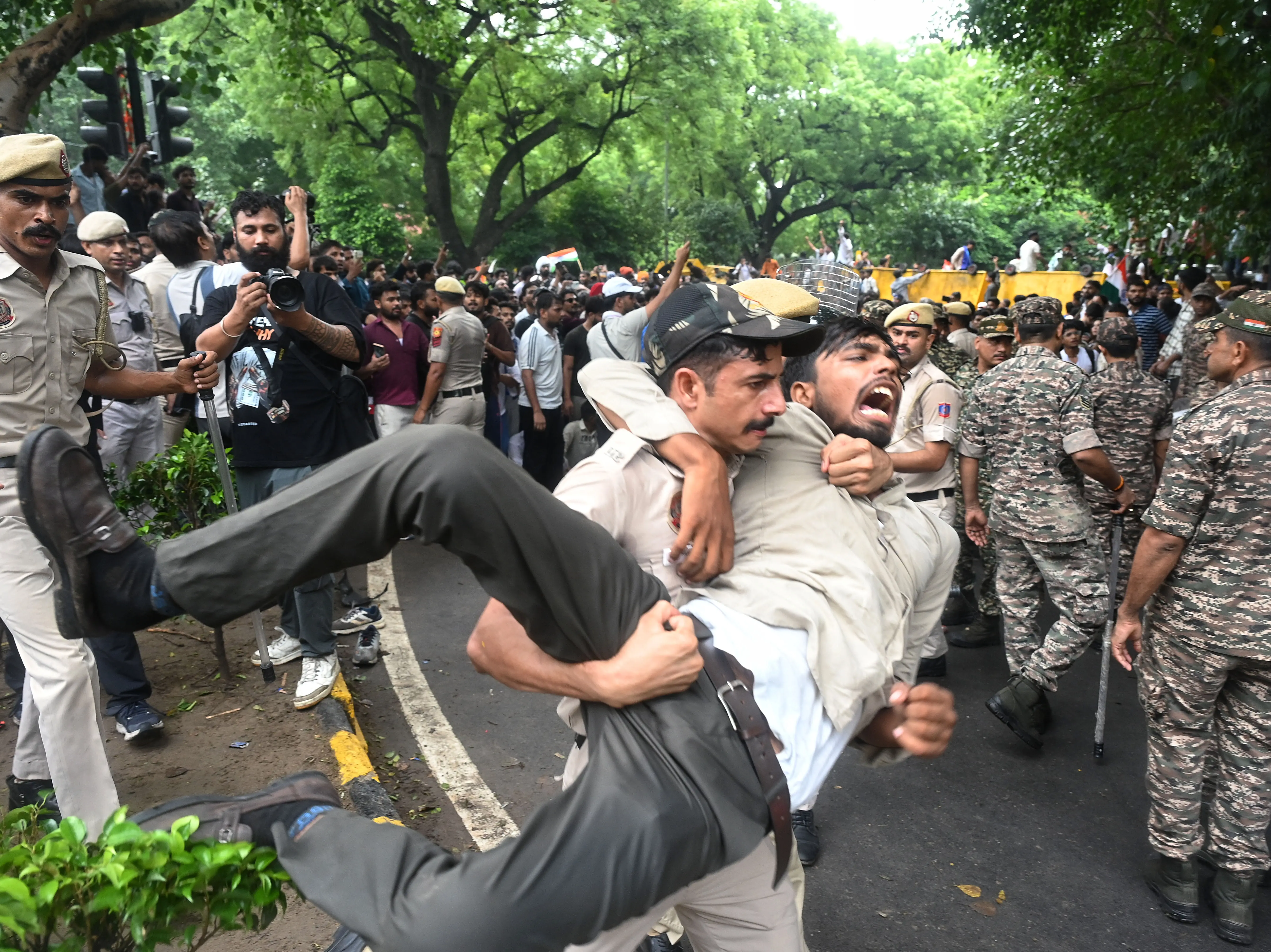 Delhi Metro shuts 16 stations for a second day as NEET-UG protest continues at Jantar Mantar: Full list of affected routes Delhi Metro shuts 16 stations for a second day as NEET-UG protest continues at Jantar Mantar: Full list of affected routes