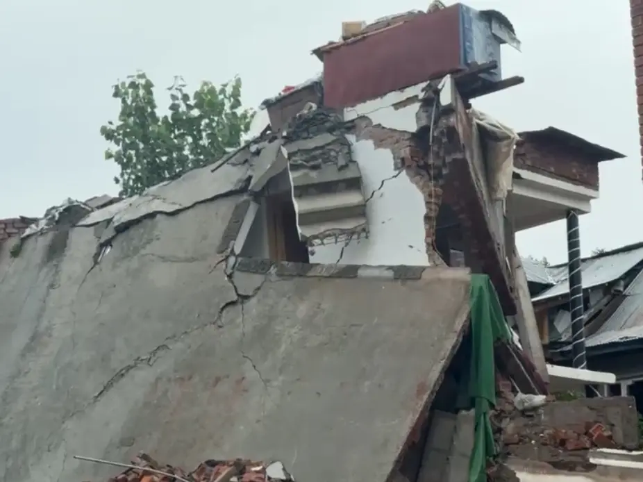 Security forces demolish houses of two active LeT terrorists in Anantnag Security forces demolish houses of two active LeT terrorists in Anantnag
