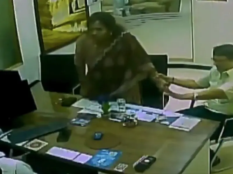 DMK founder Karunanidhi’s granddaughter booked for slapping SBI branch manager | Video DMK founder Karunanidhi’s granddaughter booked for slapping SBI branch manager | Video