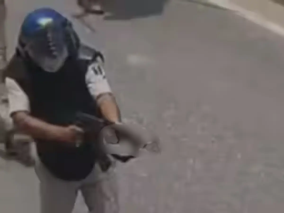 Bihar cop caught on camera firing AK-47 at student protesters, suspended Bihar cop caught on camera firing AK-47 at student protesters, suspended