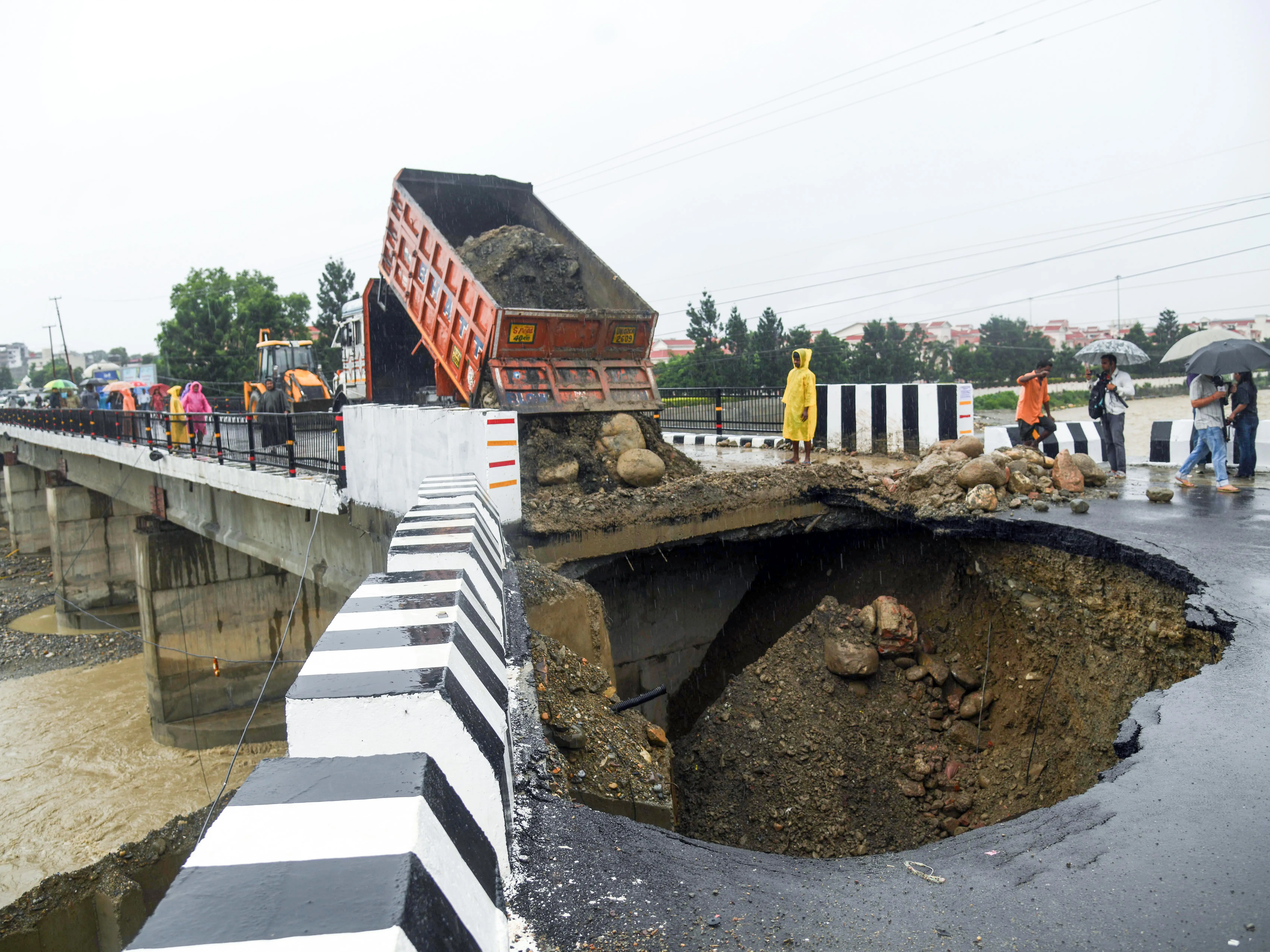 ₹16 crore Dehradun bridge approach road collapses just 17 days after inauguration, repaired within 12 hours ₹16 crore Dehradun bridge approach road collapses just 17 days after inauguration, repaired within 12 hours