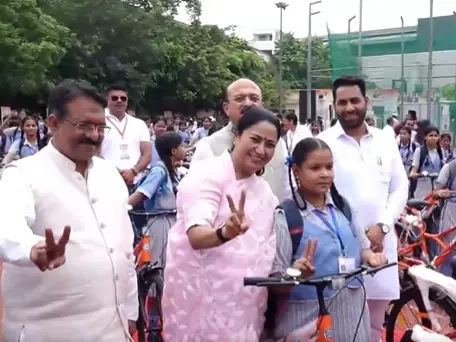 Delhi CM Rekha Gupta distributes bicycles to 3,000 girl students under Vidya Vahini Yojana Delhi CM Rekha Gupta distributes bicycles to 3,000 girl students under Vidya Vahini Yojana