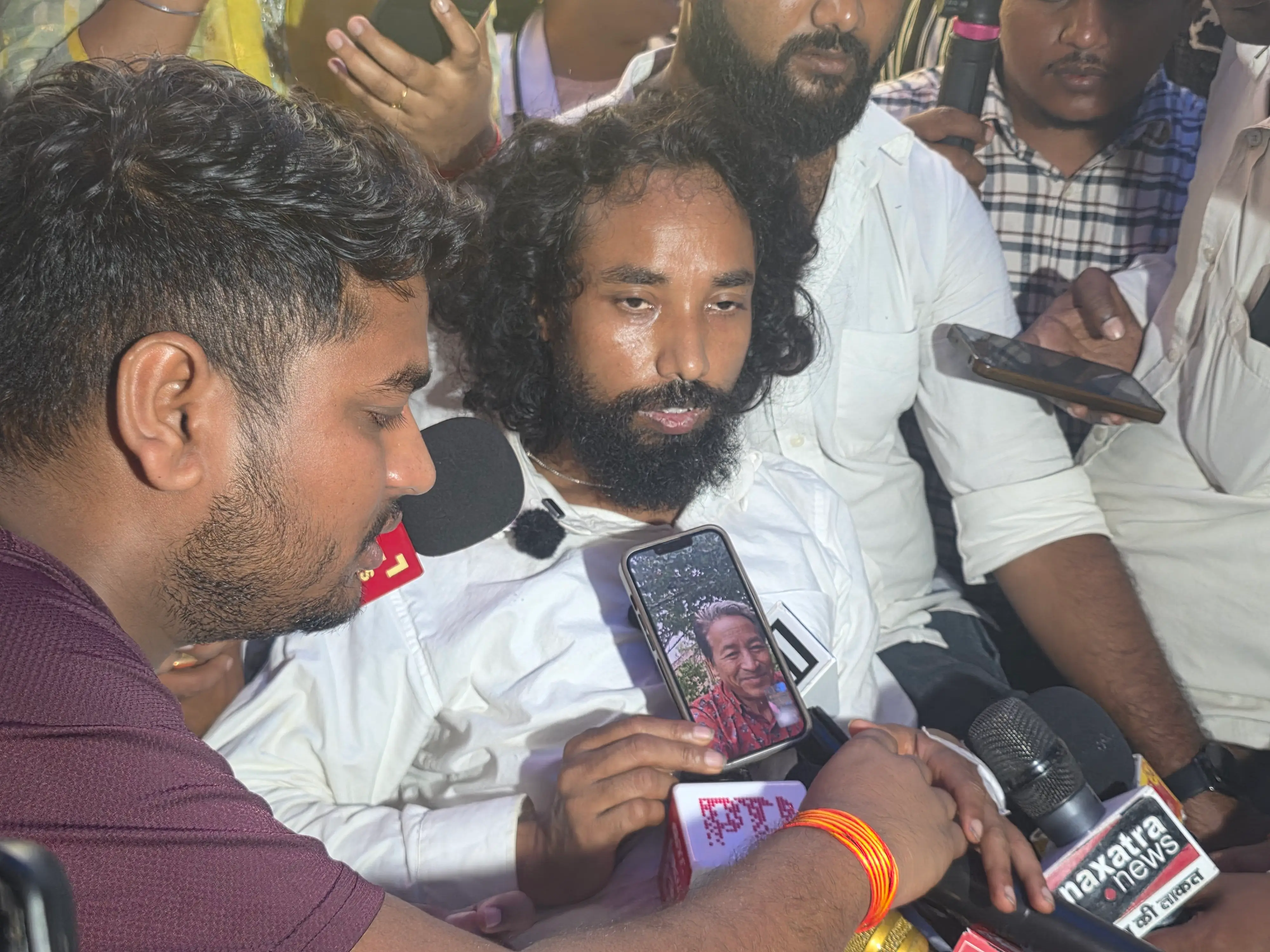 Jharkhand student protest: Sonam Wangchuk urges Devendra Mahato to end waterless hunger strike Jharkhand student protest: Sonam Wangchuk urges Devendra Mahato to end waterless hunger strike