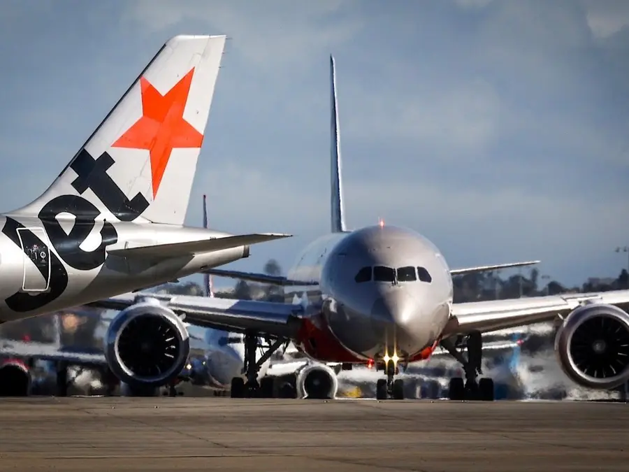 Near collision at Sydney Airport Jetstar plane slams brakes to avoid Qatar Airways Boeing 777