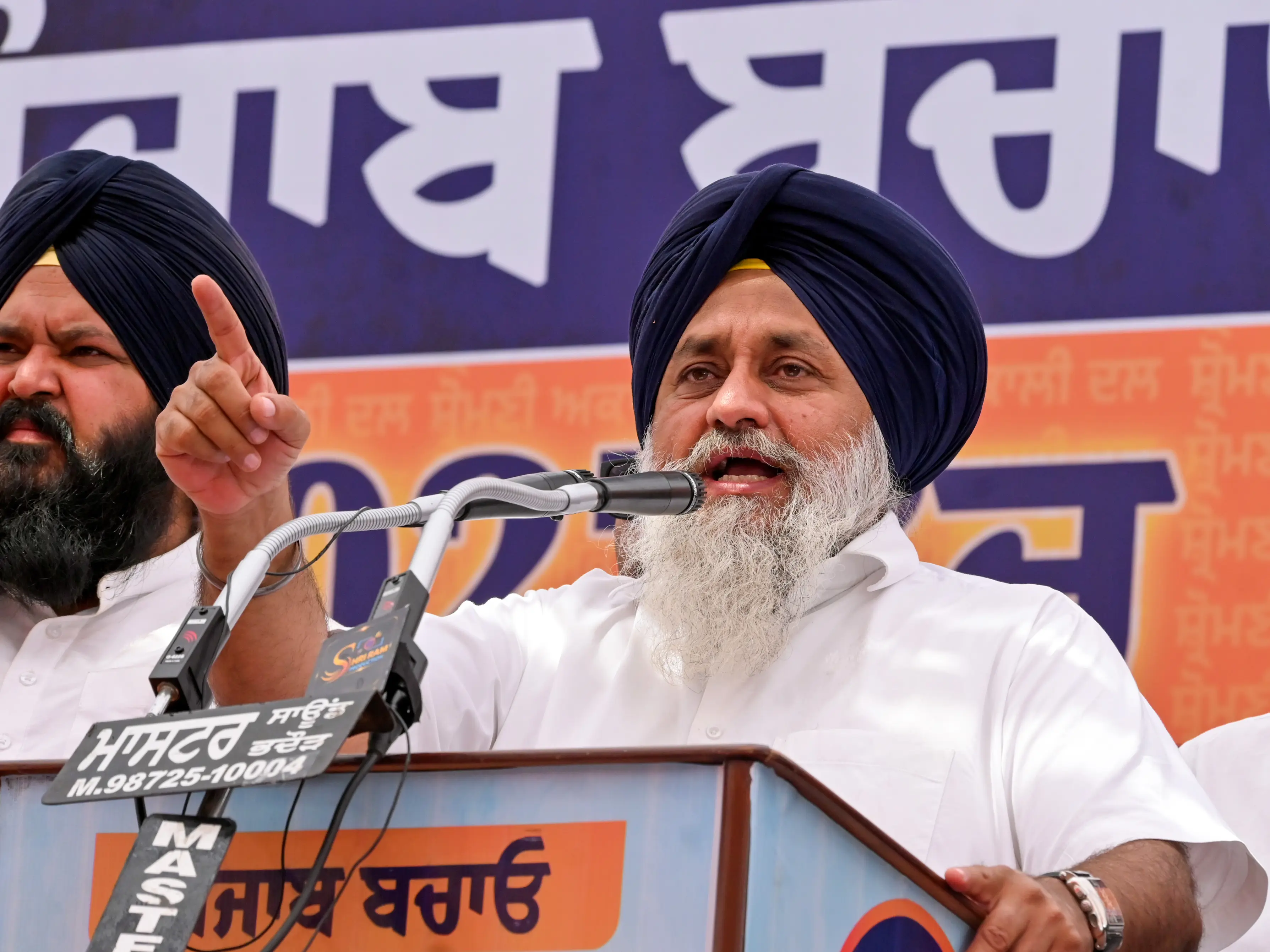 SAD chief Sukhbir Singh Badal attacked with kirpan in Maharashtra, rushed to hospital SAD chief Sukhbir Singh Badal attacked with kirpan in Maharashtra, rushed to hospital