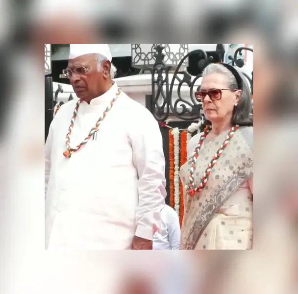 Sonia Gandhi, Kharge’s 'gestures' during Vande Mataram trigger political row on Independence Day Sonia Gandhi, Kharge’s 'gestures' during Vande Mataram trigger political row on Independence Day