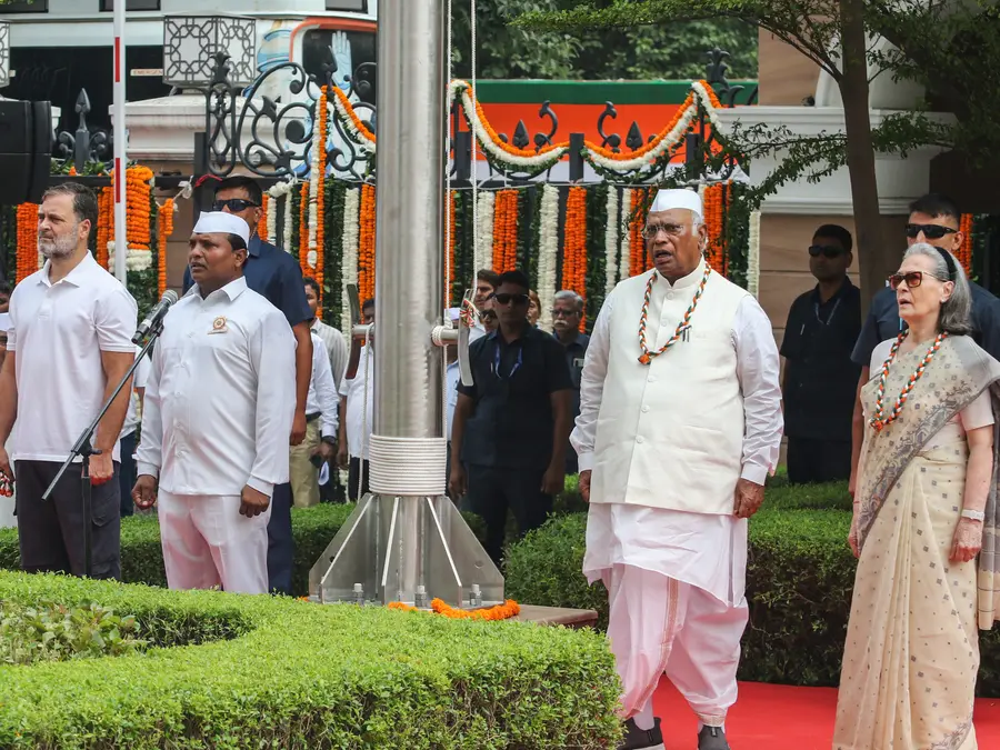 Bankim Chandra’s descendant Sumitro Chatterjee seeks Sonia Gandhi’s apology over Vande Mataram row