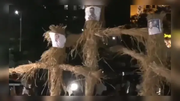 Jharkhand students burn effigies of CM Hemant Soren, Rahul Gandhi, and Tejashwi Yadav; one tonsures head in ‘mourning’ Jharkhand students burn effigies of CM Hemant Soren, Rahul Gandhi, and Tejashwi Yadav; one tonsures head in ‘mourning’