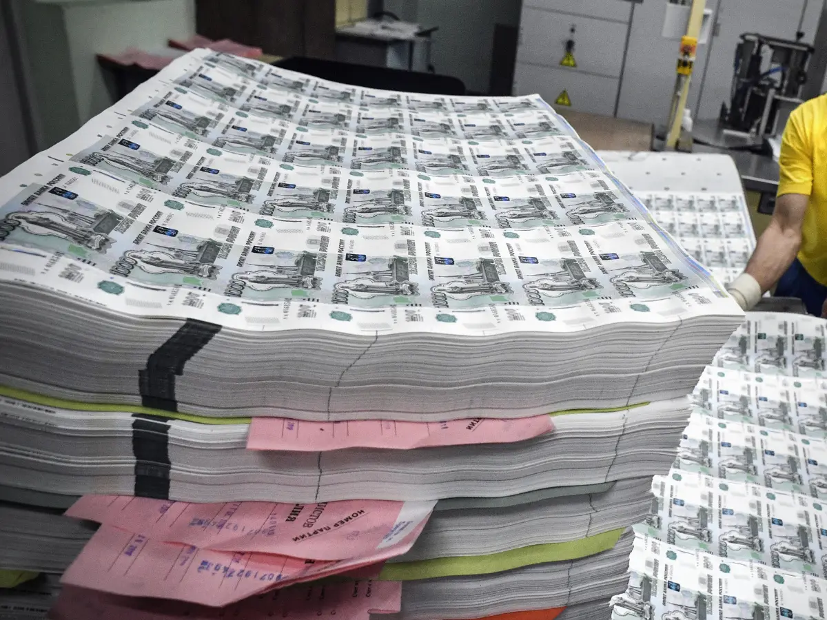 Why have billionaires pulled nearly 2.39 trillion Roubles from Russian banks?