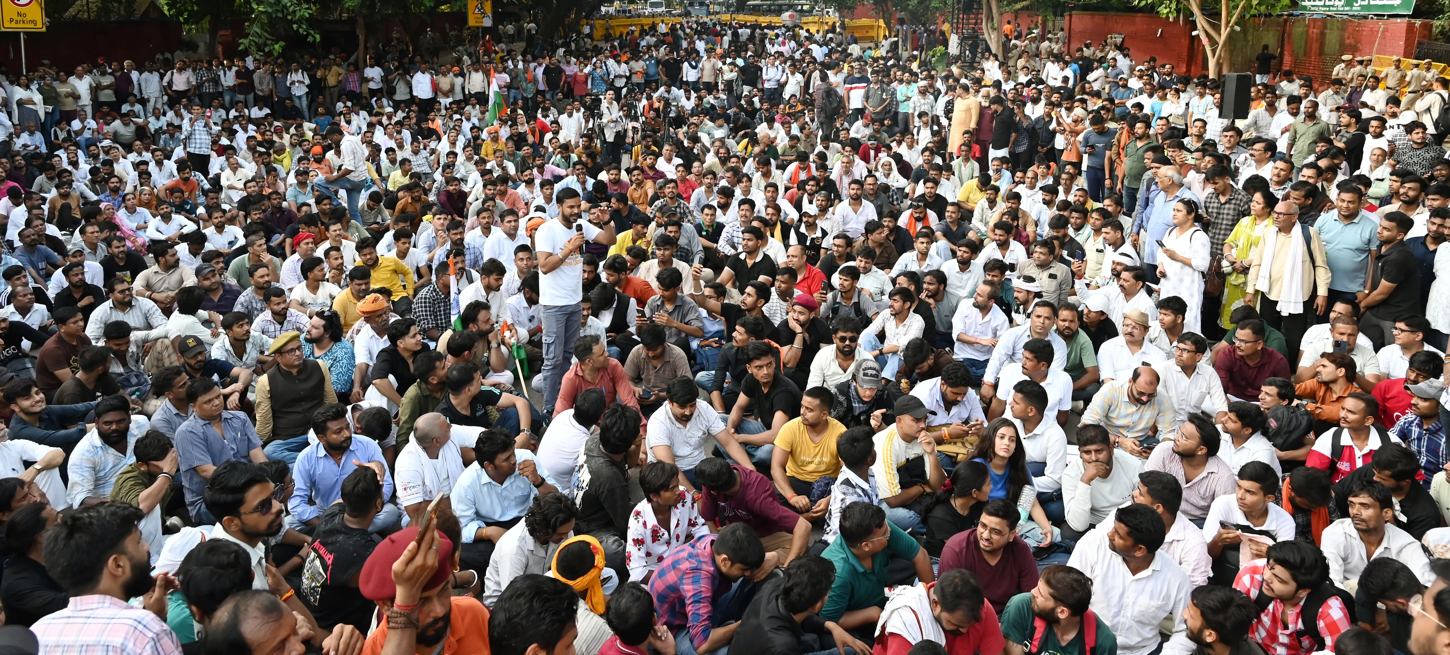 Several detained in Delhi's Connaught Place as 300 gather for anti-reservation protest - VIDEO