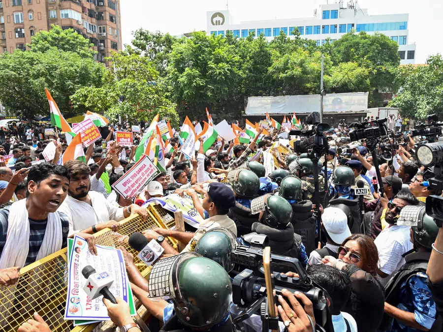 BPSC protest: Students break barricades, clash with police during march to Bihar CM's residence