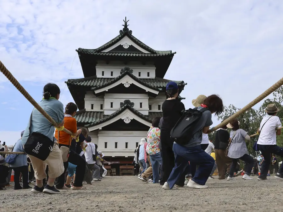 1,800 people move 396-ton Hirosaki Castle in Japan using ancient hikiya technique