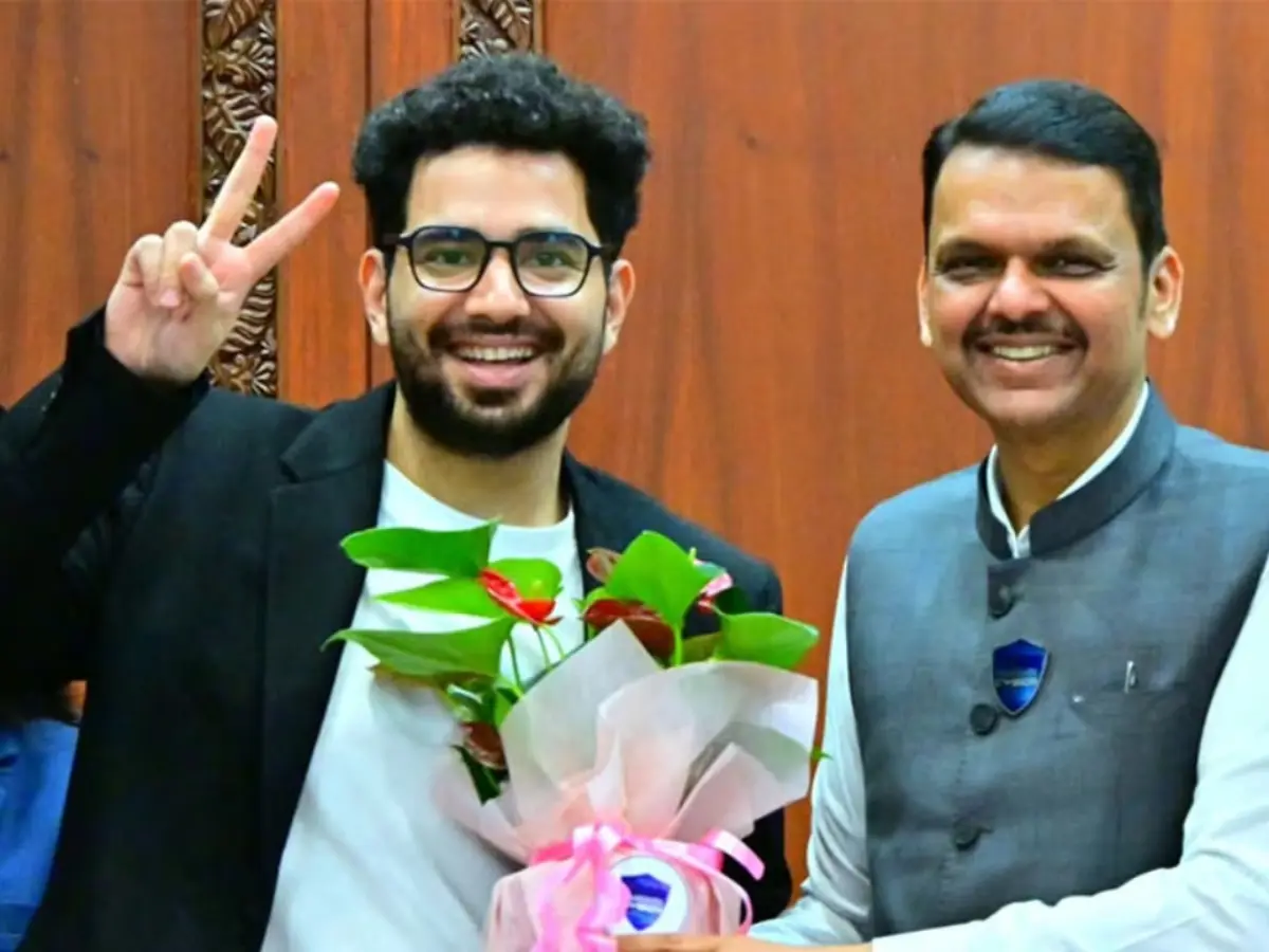 Samay Raina felicitated by Maharashtra CM Devendra Fadnavis at Cyber Awareness event, jokes about ‘old’ cyber cell connection Samay Raina felicitated by Maharashtra CM Devendra Fadnavis at Cyber Awareness event, jokes about ‘old’ cyber cell connection