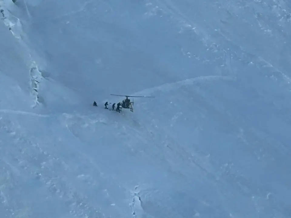 No room for error: Indian army pilots execute daring rescue at 18,600 ft near Nun Kun - VIDEO No room for error: Indian army pilots execute daring rescue at 18,600 ft near Nun Kun - VIDEO