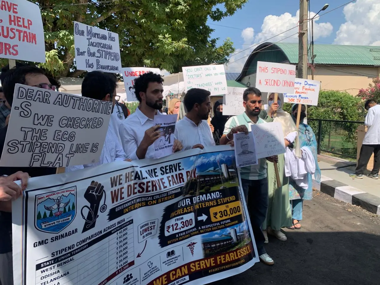 J&K medical interns continue fourth-day protest, demand stipend hike to ₹30,000 J&K medical interns continue fourth-day protest, demand stipend hike to ₹30,000
