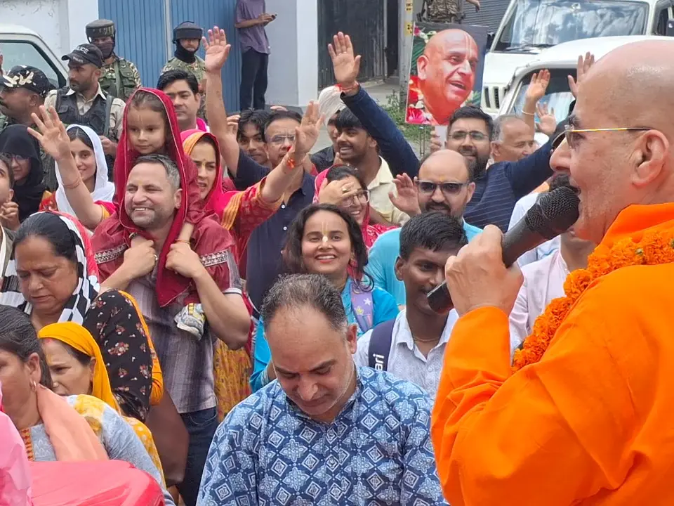 Amid threats, Kashmir celebrates Janmashtami with grand procession, message of communal harmony Amid threats, Kashmir celebrates Janmashtami with grand procession, message of communal harmony