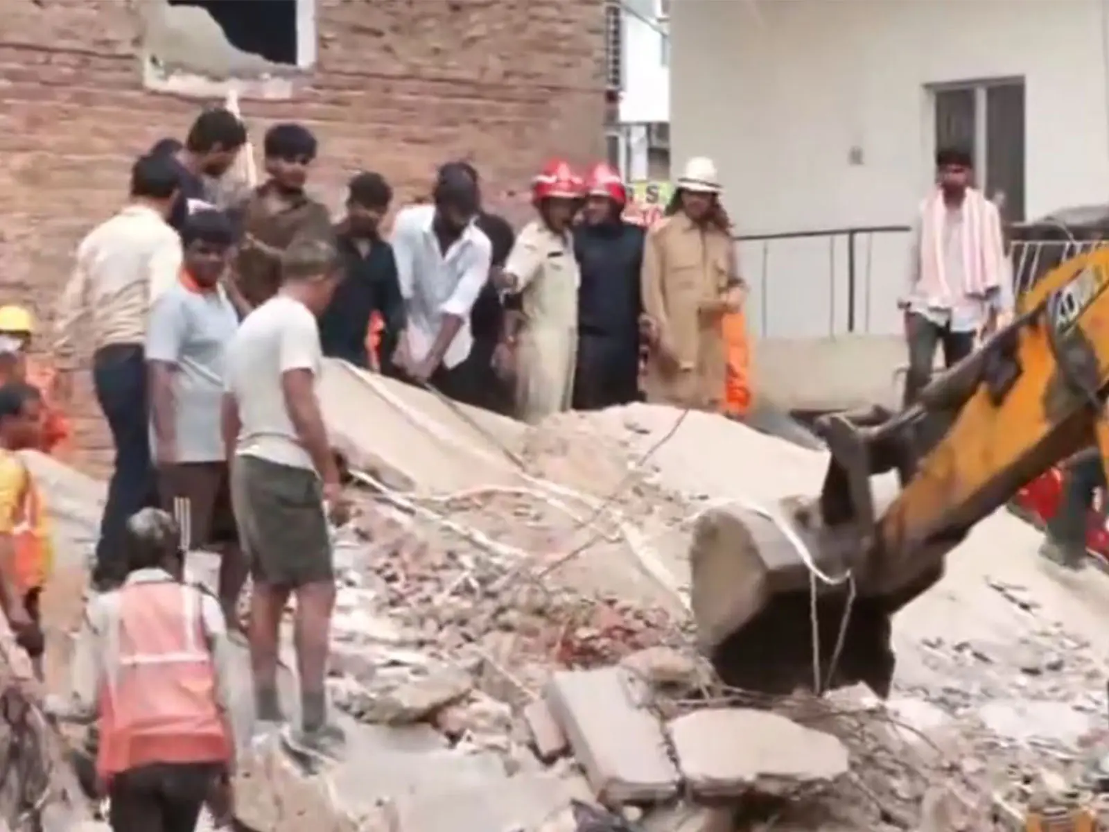 Satya Niketan building collapse: 5 dead, 6 rescued as CM Rekha Gupta reaches site Satya Niketan building collapse: 5 dead, 6 rescued as CM Rekha Gupta reaches site