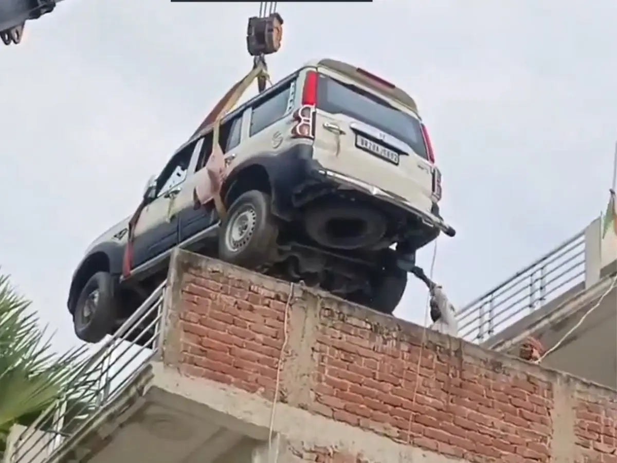 Watch | Bihar man lifts Mahindra Scorpio onto rooftop with crane to prevent theft Watch | Bihar man lifts Mahindra Scorpio onto rooftop with crane to prevent theft