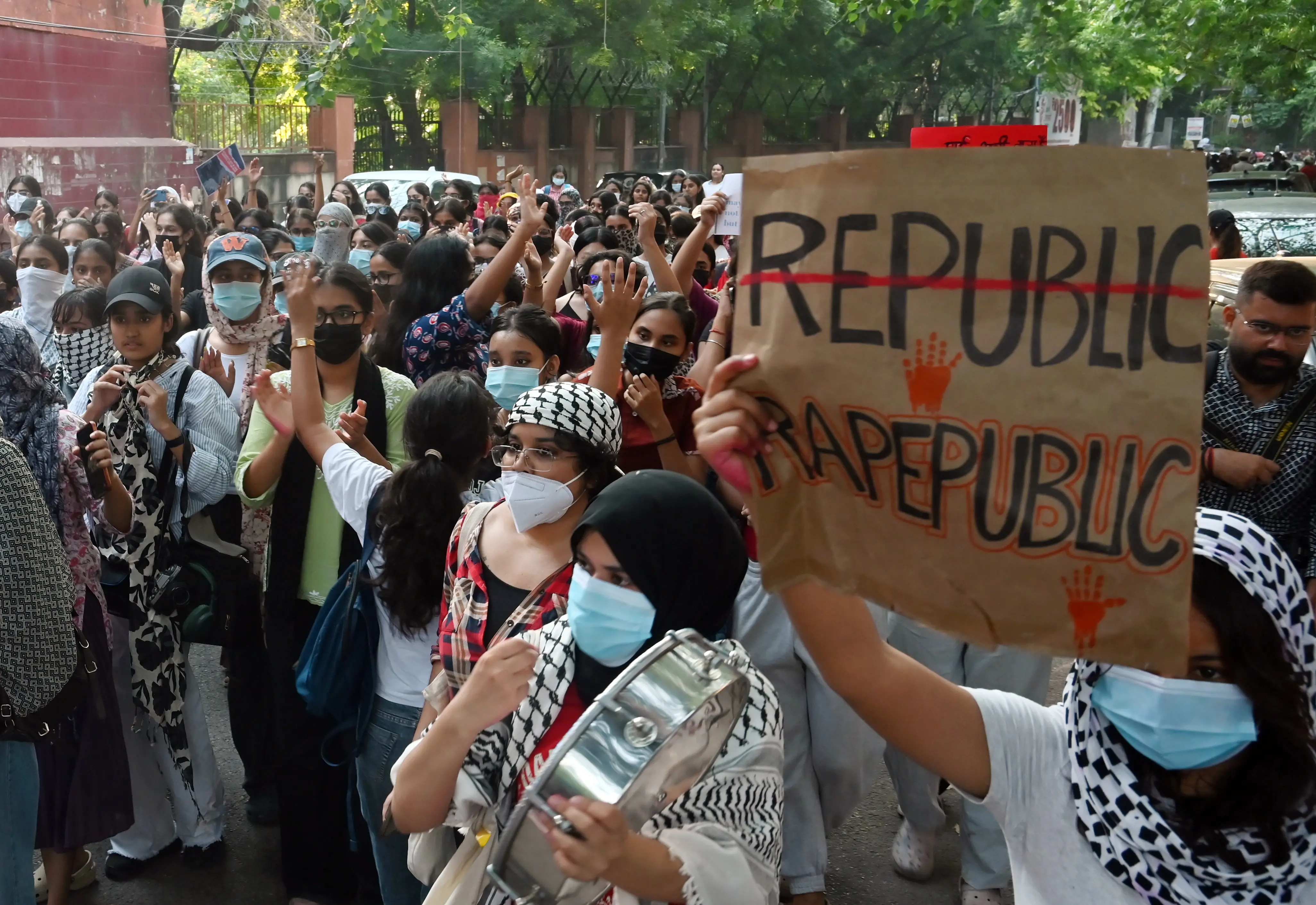 Delhi 17-year old gang raped, LSR students protest, college seeks more police patrols