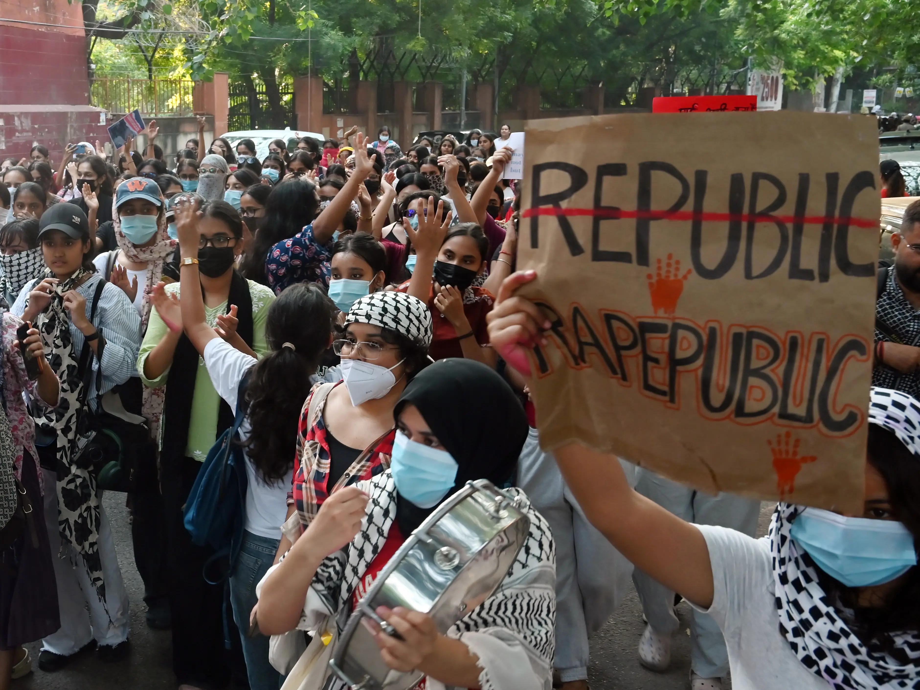 Delhi 17-year old gang raped, LSR students protest, college seeks more police patrols Delhi 17-year old gang raped, LSR students protest, college seeks more police patrols