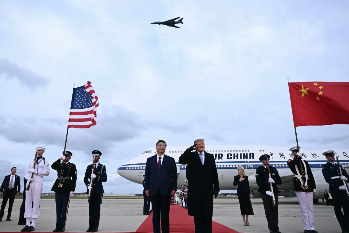 B-1 bombers fly over as Washington rolls out the red carpet for Xi